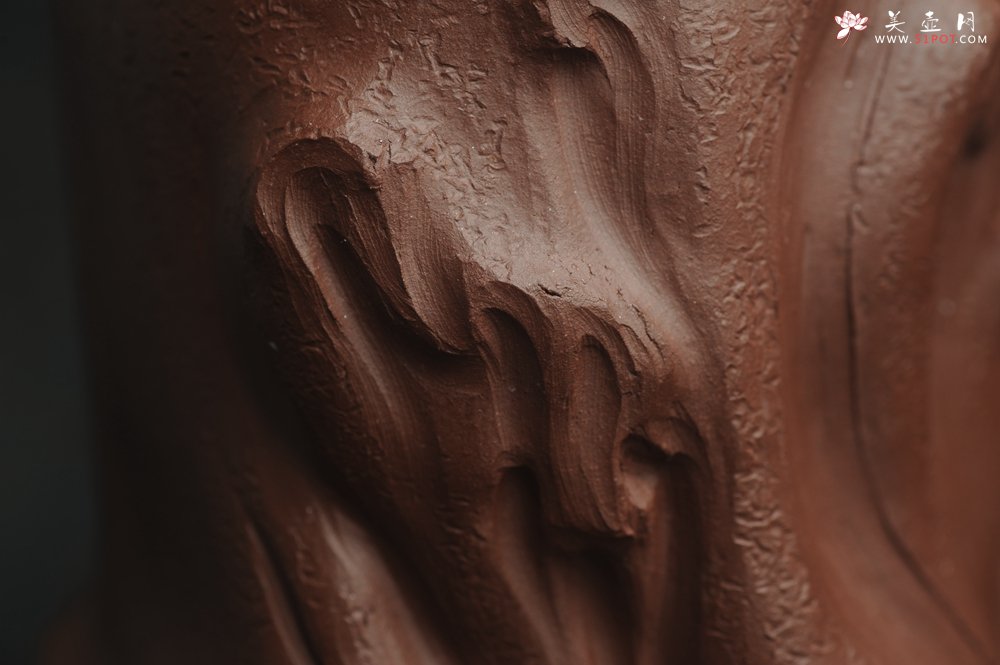 紫砂壶图片：美筒特惠 精致全手工紫泥藏蟾笔筒 高12cm直径10cm 贴叶灵动 金蟾生动 - 全手工紫砂壶网