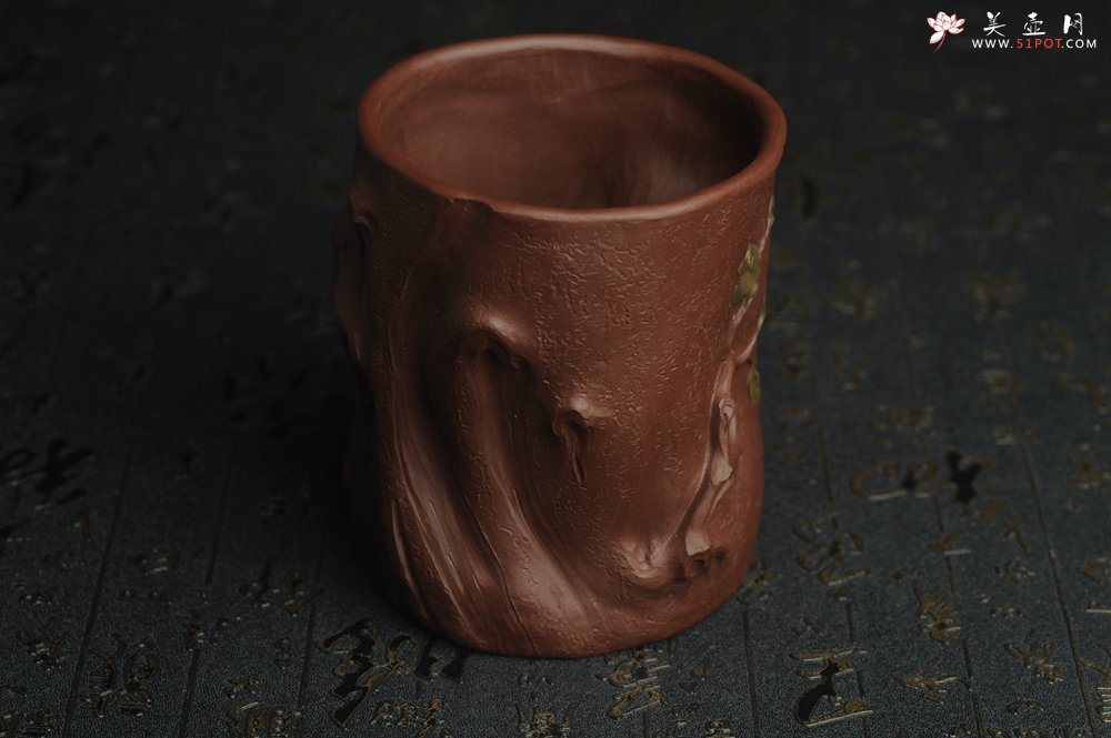 紫砂壶图片：美筒特惠 精致全手工紫泥藏蟾笔筒 高12cm直径10cm 贴叶灵动 金蟾生动 - 全手工紫砂壶网