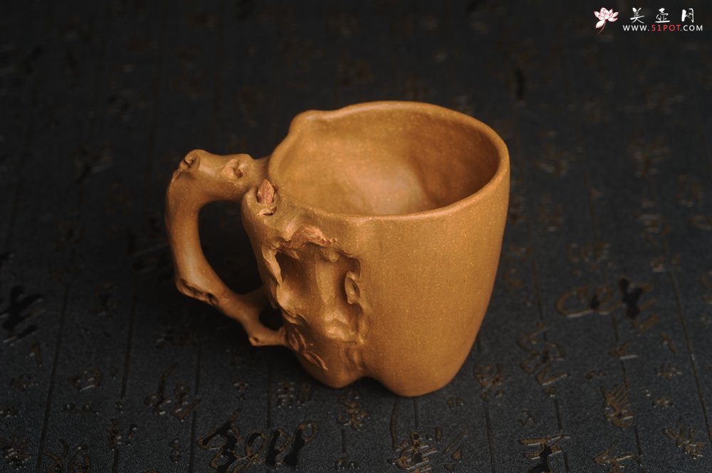 紫砂壶图片：美杯精品特惠 实力演绎全手工老黄段泥松鼠杯 松鼠灵动 贴叶生动 不失为一把好杯 - 全手工紫砂壶网