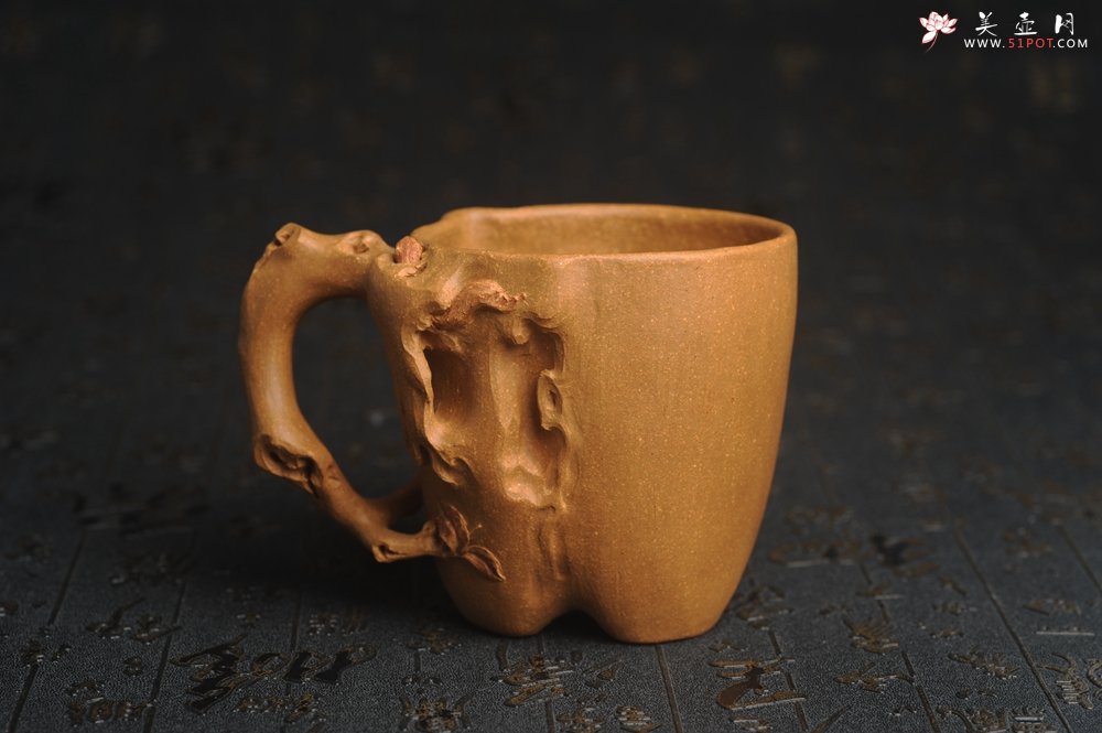 紫砂壶图片：美杯精品特惠 实力演绎全手工老黄段泥松鼠杯 松鼠灵动 贴叶生动 不失为一把好杯 - 全手工紫砂壶网