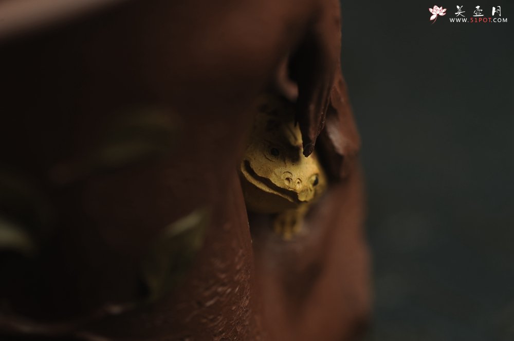 紫砂壶图片：美筒特惠 精致全手工紫泥藏蟾笔筒 高12cm直径10cm 贴叶灵动 金蟾生动 - 全手工紫砂壶网