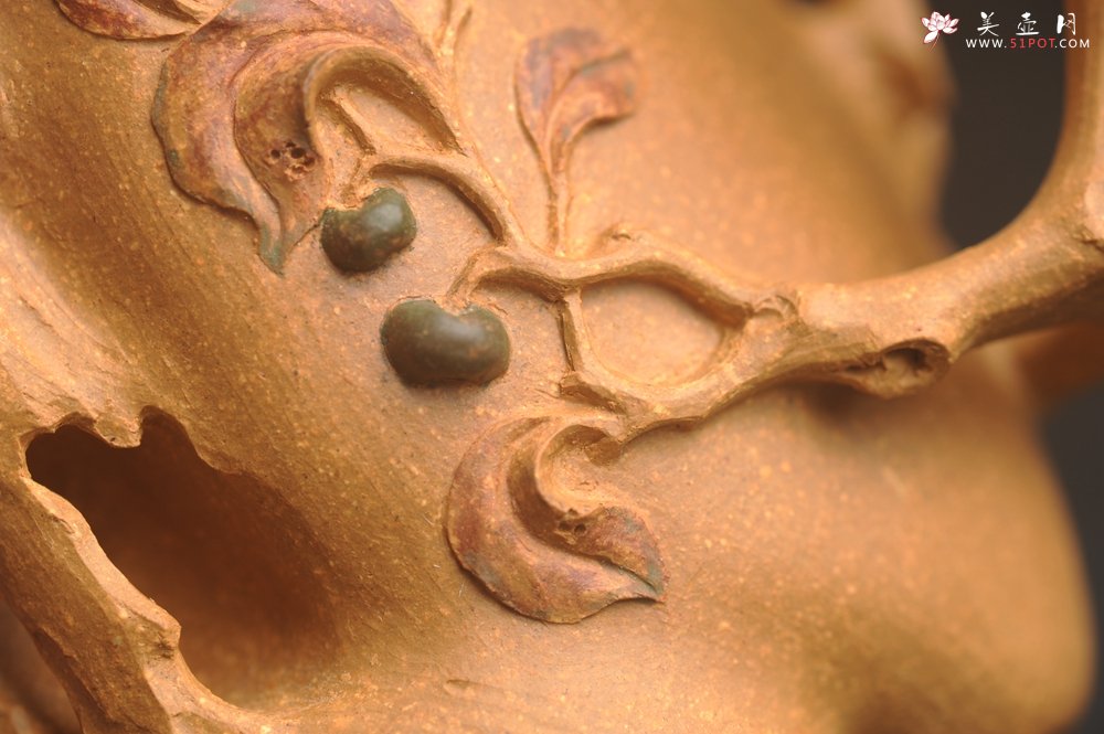 紫砂壶图片：美杯精品特惠 实力演绎全手工老黄段泥松鼠杯 松鼠灵动 贴叶生动 不失为一把好杯 - 全手工紫砂壶网