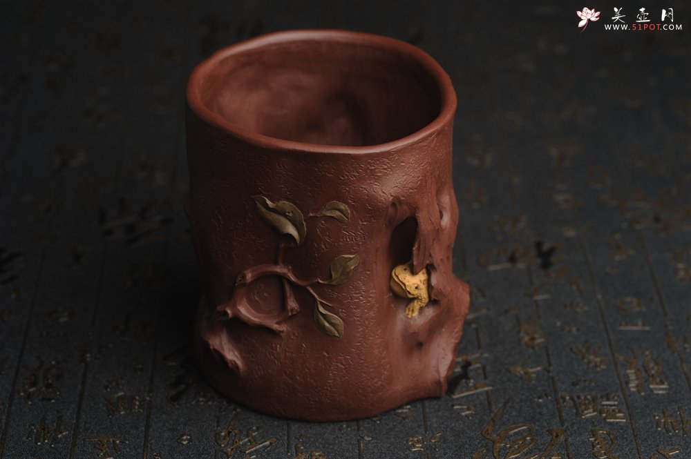 紫砂壶图片：美筒特惠 精致全手工紫泥藏蟾笔筒 高12cm直径10cm 贴叶灵动 金蟾生动 - 全手工紫砂壶网