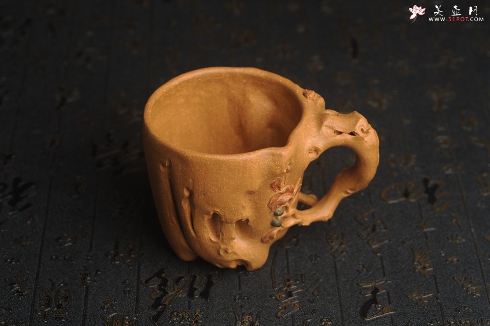 紫砂壶图片：美杯精品特惠 实力演绎全手工老黄段泥松鼠杯 松鼠灵动 贴叶生动 不失为一把好杯 - 全手工紫砂壶网