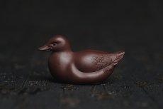 紫砂壶图片：美宠特惠 超精工特好紫泥呆萌小鸭茶宠摆件 长6宽2.5高3cm - 全手工紫砂壶网