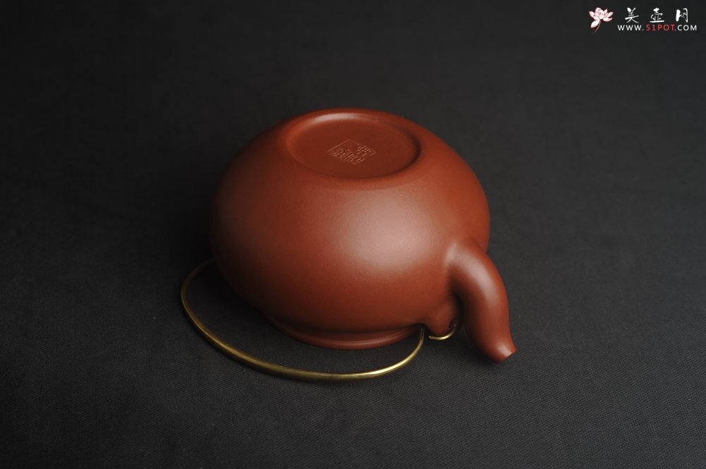 紫砂壶图片：潜力股周小培全手工老清水泥蛋包提梁壶 特实用 - 全手工紫砂壶网