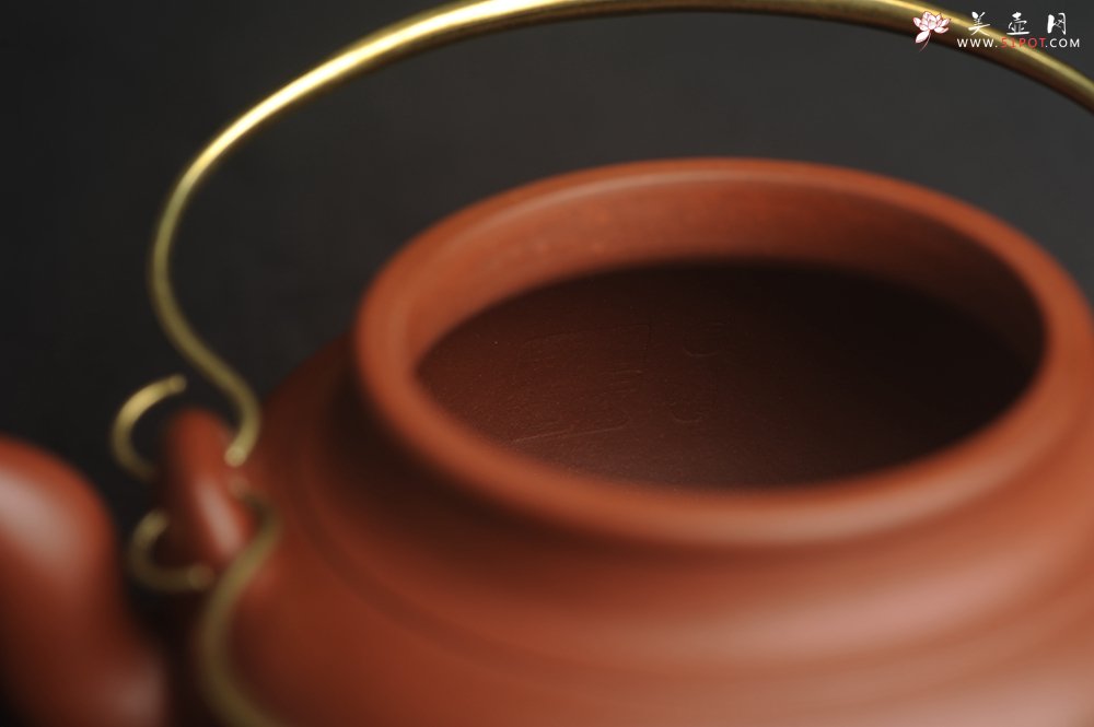 紫砂壶图片：潜力股周小培全手工老清水泥蛋包提梁壶 特实用 - 全手工紫砂壶网