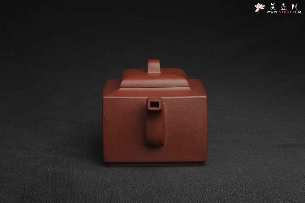 紫砂壶图片：全手工优质紫红泥精致亚明四方壶 装饰养神图 特文气 - 全手工紫砂壶网