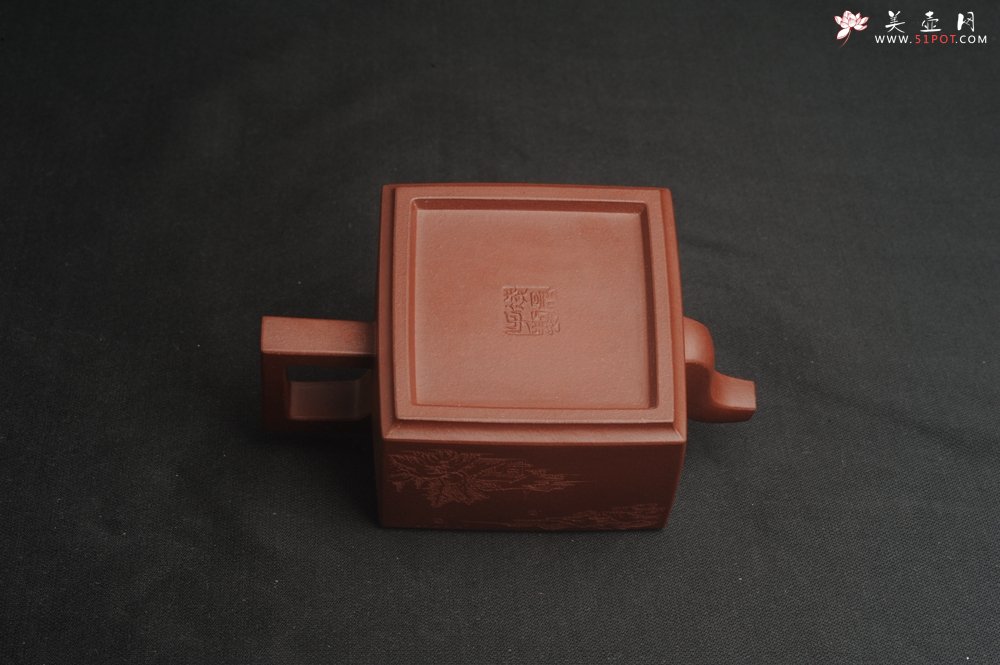 紫砂壶图片：全手工优质紫红泥精致亚明四方壶 装饰山水图 特文气 - 全手工紫砂壶网