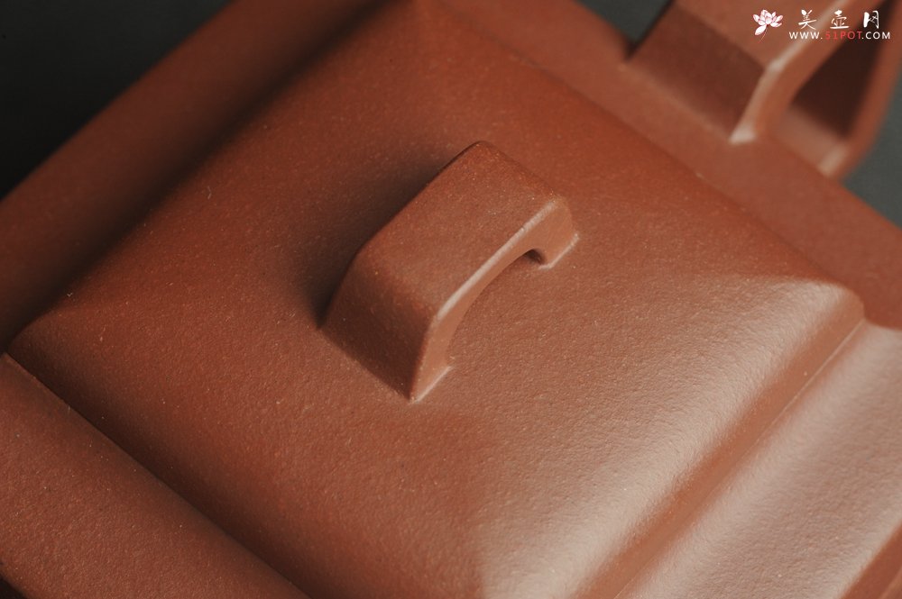 紫砂壶图片：全手工优质紫红泥精致亚明四方壶 装饰养神图 特文气 - 全手工紫砂壶网