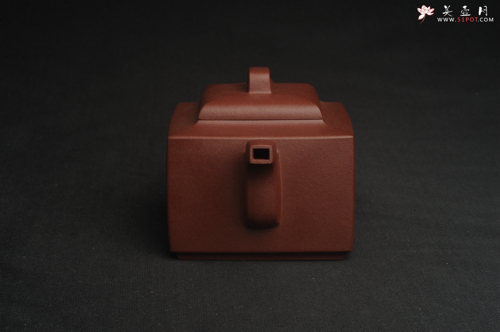 紫砂壶图片：全手工优质紫红泥精致亚明四方壶 装饰山水图 特文气 - 全手工紫砂壶网