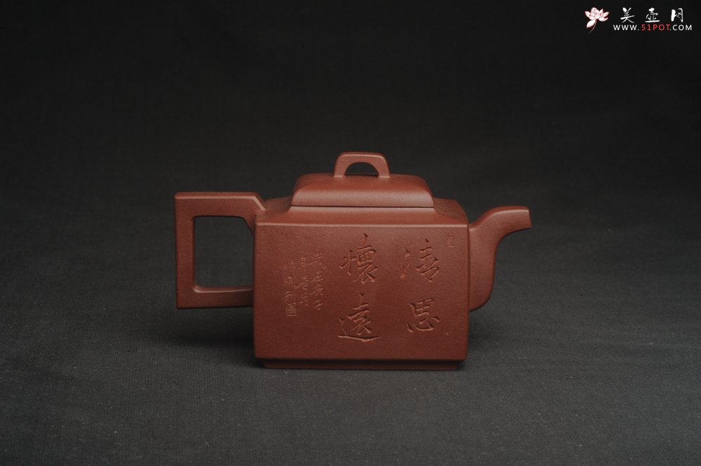 紫砂壶图片：全手工优质紫红泥精致亚明四方壶 装饰山水图 特文气 - 全手工紫砂壶网