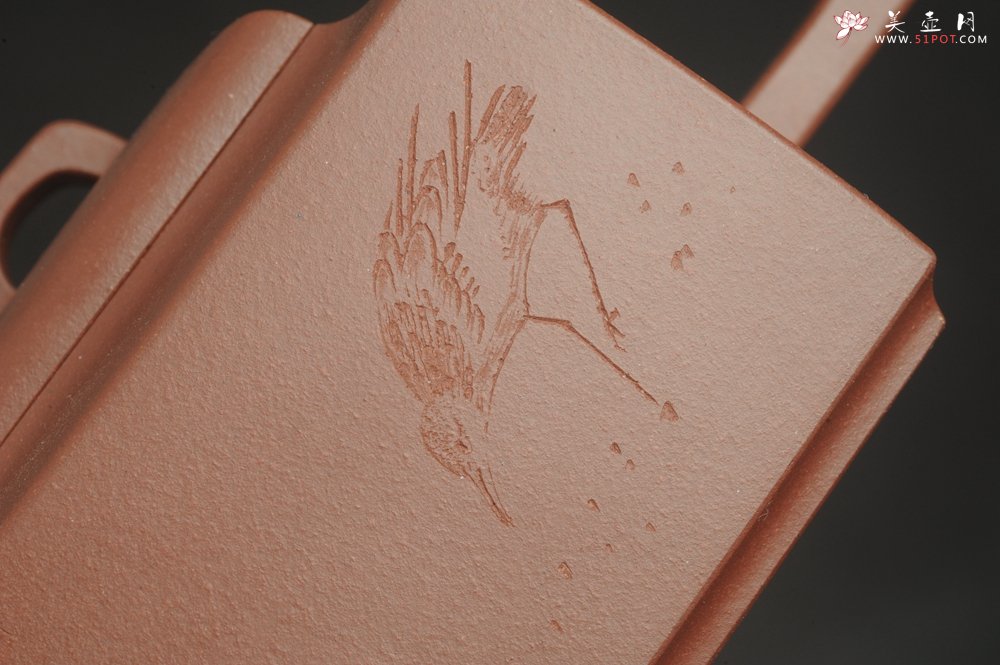 紫砂壶图片：全手工优质紫红泥精致亚明四方壶 装饰养神图 特文气 - 全手工紫砂壶网