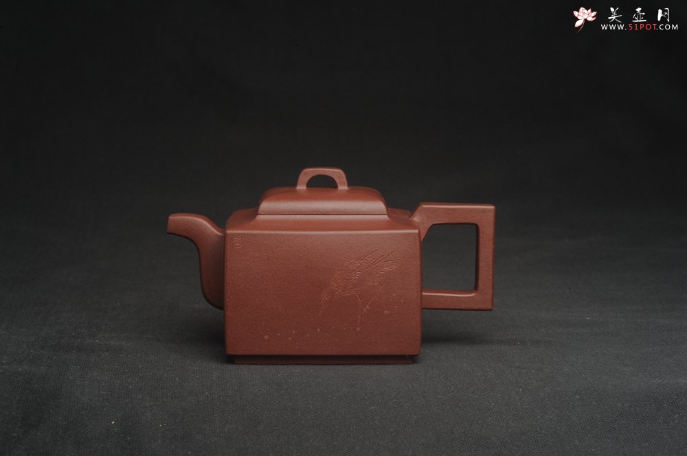 紫砂壶图片：全手工优质紫红泥精致亚明四方壶 装饰养神图 特文气 - 全手工紫砂壶网