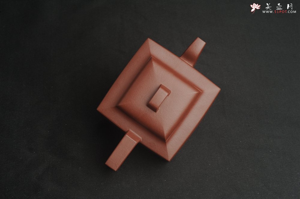 紫砂壶图片：全手工优质紫红泥精致亚明四方壶 装饰养神图 特文气 - 全手工紫砂壶网