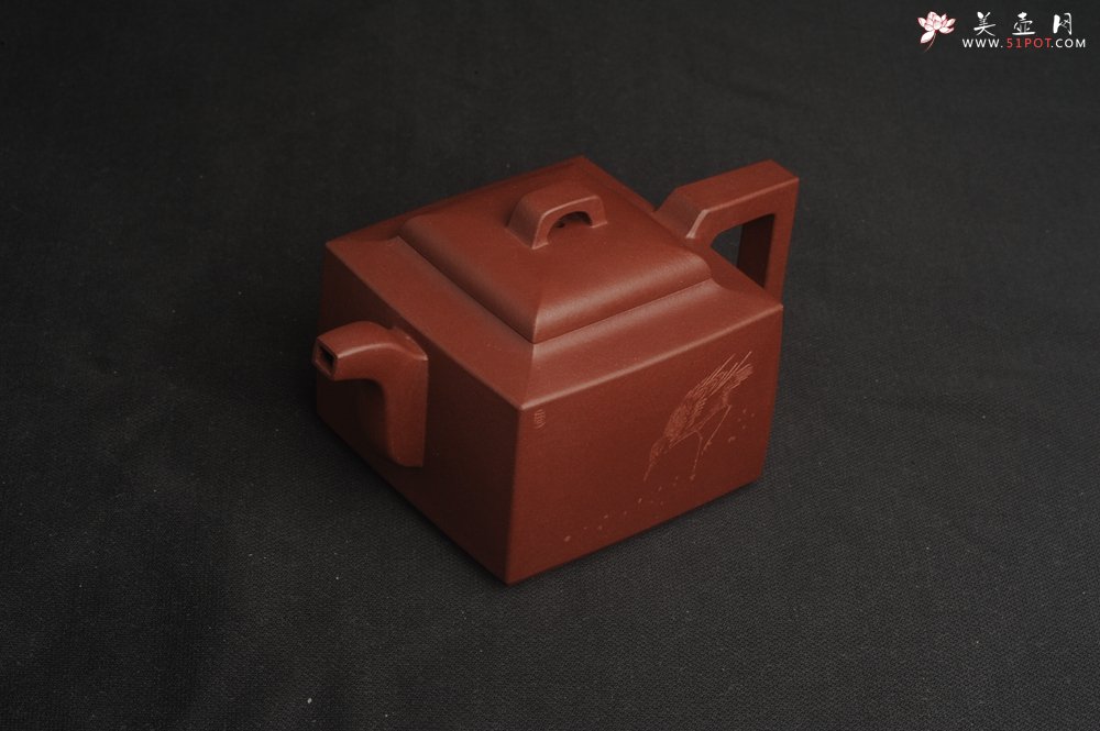 紫砂壶图片：全手工优质紫红泥精致亚明四方壶 装饰养神图 特文气 - 全手工紫砂壶网