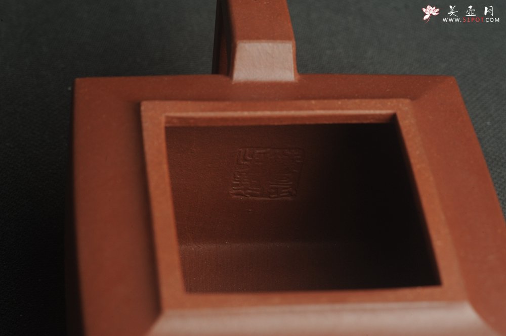 紫砂壶图片：全手工优质紫红泥精致亚明四方壶 装饰养神图 特文气 - 全手工紫砂壶网