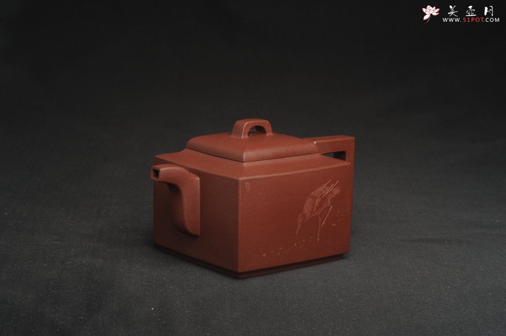 紫砂壶图片：全手工优质紫红泥精致亚明四方壶 装饰养神图 特文气 - 全手工紫砂壶网