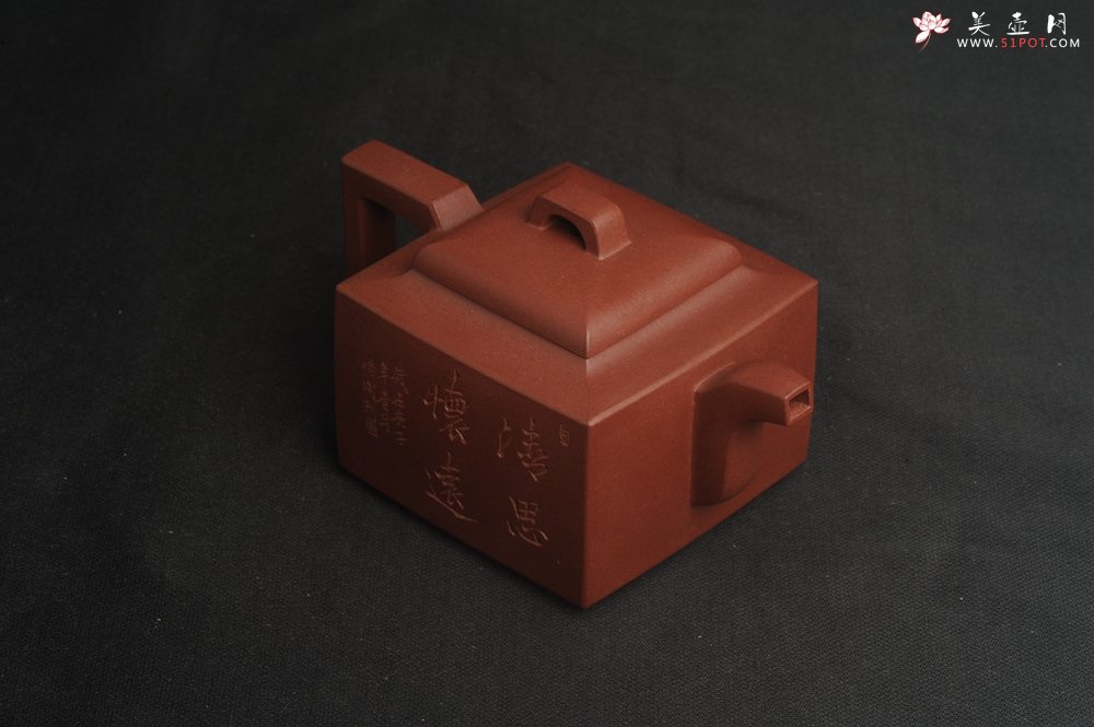 紫砂壶图片：全手工优质紫红泥精致亚明四方壶 装饰山水图 特文气 - 全手工紫砂壶网