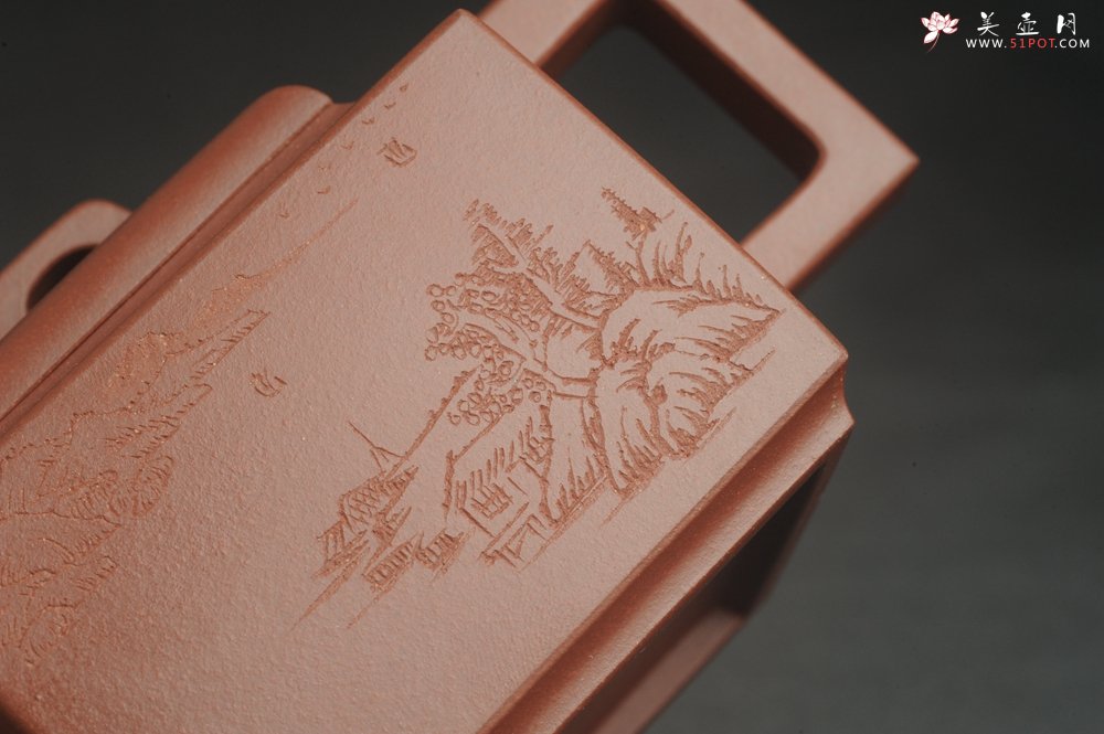 紫砂壶图片：全手工优质紫红泥精致亚明四方壶 装饰山水图 特文气 - 全手工紫砂壶网