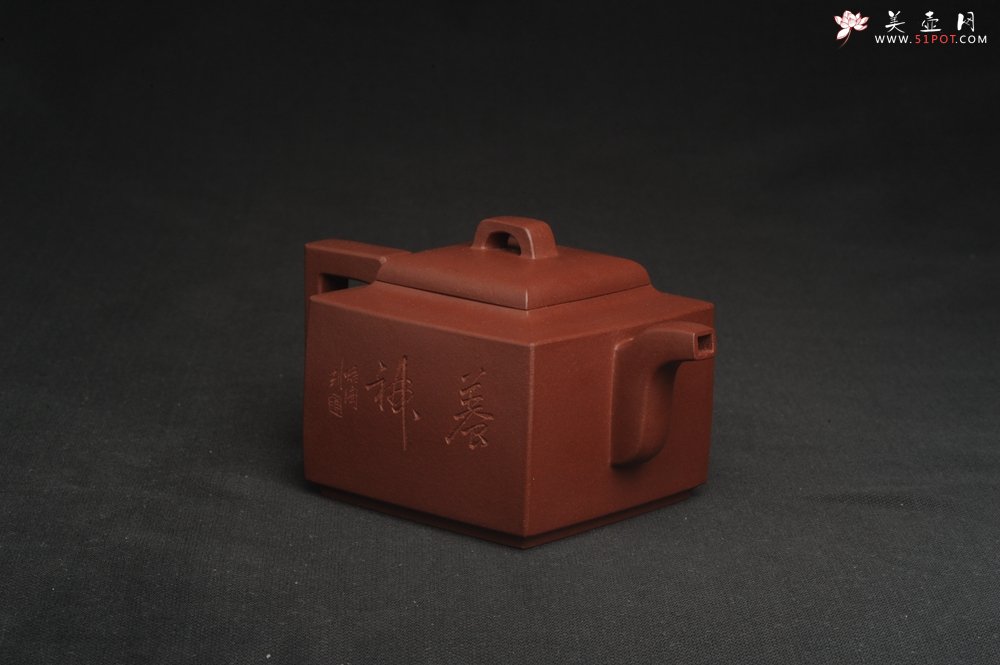 紫砂壶图片：全手工优质紫红泥精致亚明四方壶 装饰养神图 特文气 - 全手工紫砂壶网