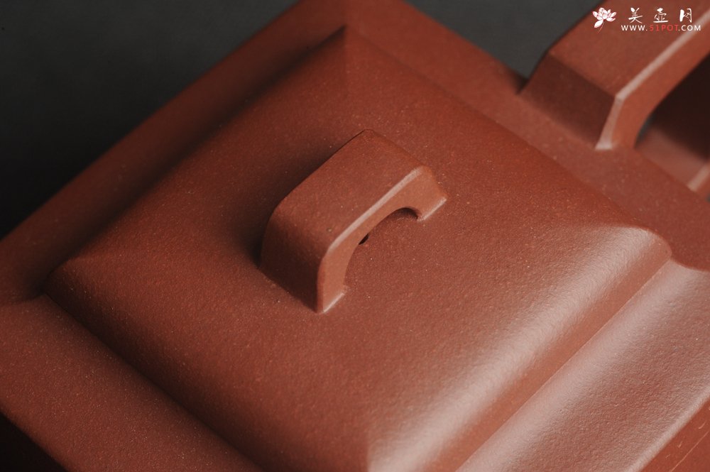 紫砂壶图片：全手工优质紫红泥精致亚明四方壶 装饰山水图 特文气 - 全手工紫砂壶网