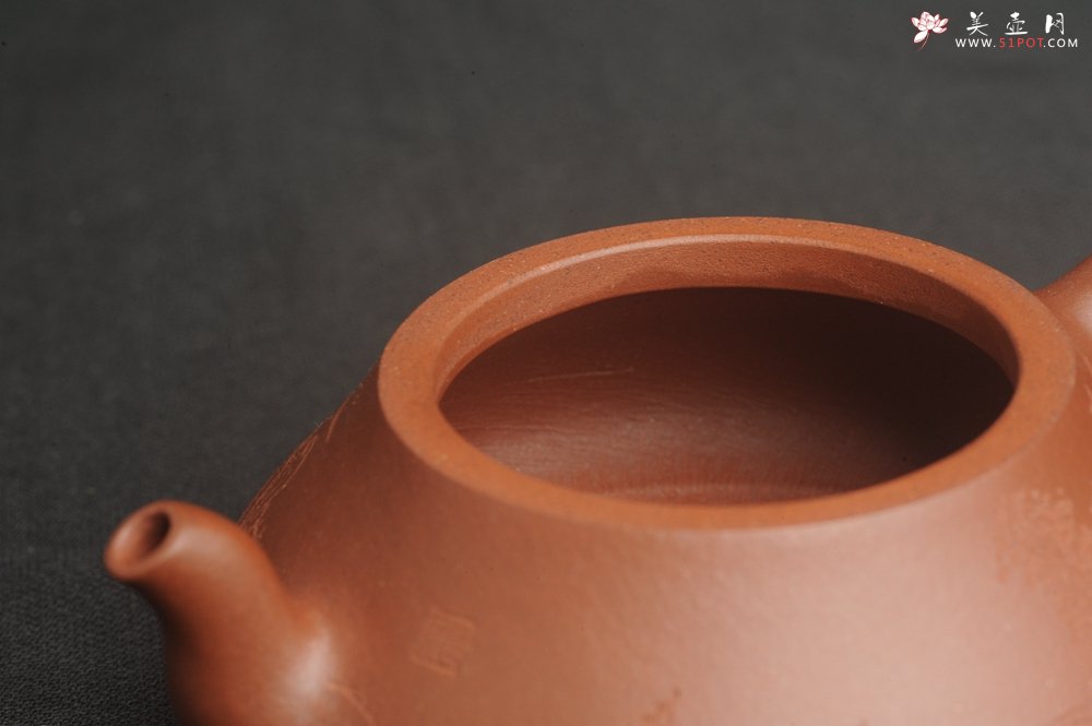 紫砂壶图片：特好底曹青全手工扁瓢  装饰山水 特文气 - 全手工紫砂壶网