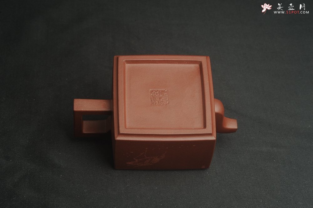 紫砂壶图片：全手工优质紫红泥精致亚明四方壶 装饰养神图 特文气 - 全手工紫砂壶网