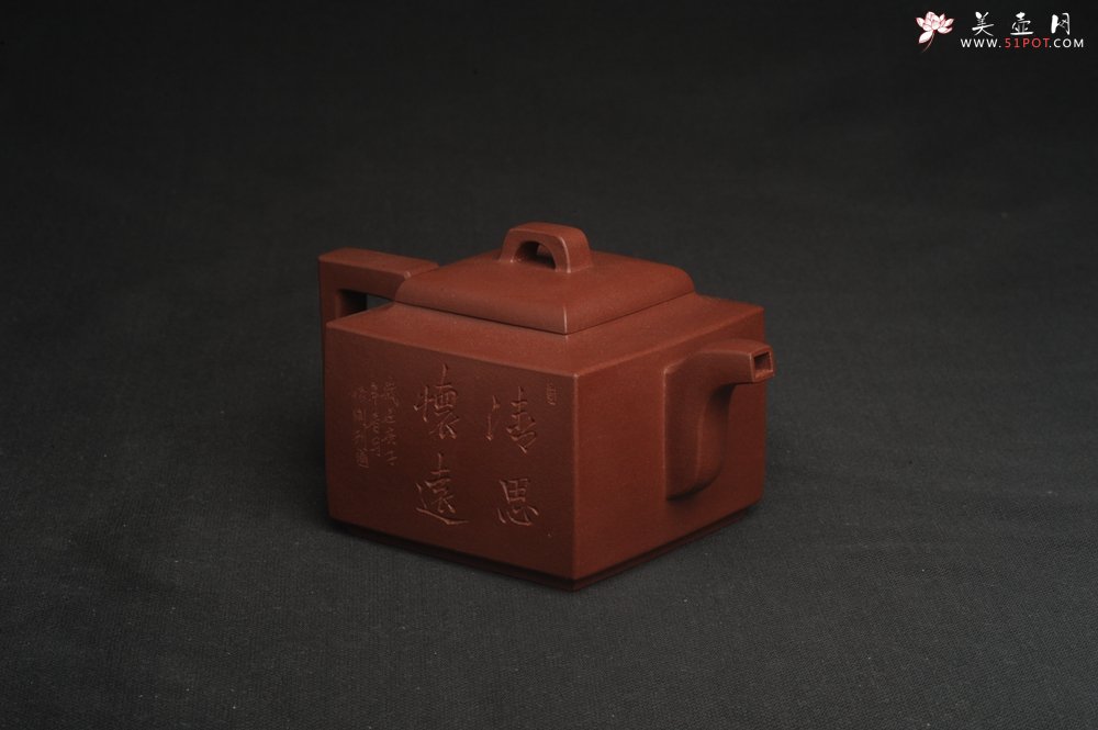 紫砂壶图片：全手工优质紫红泥精致亚明四方壶 装饰山水图 特文气 - 全手工紫砂壶网