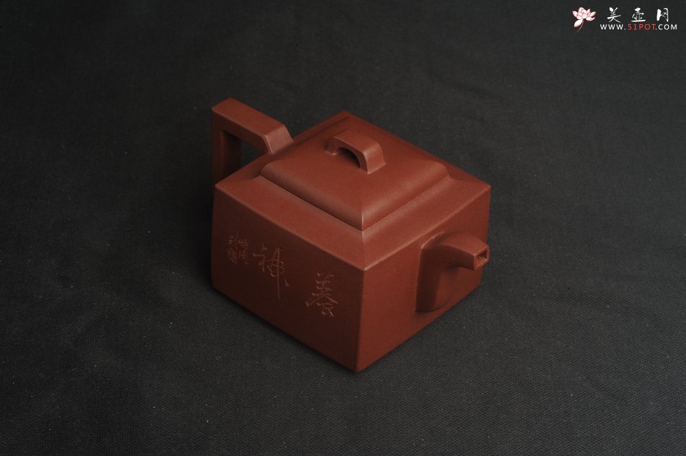 紫砂壶图片：全手工优质紫红泥精致亚明四方壶 装饰养神图 特文气 - 全手工紫砂壶网