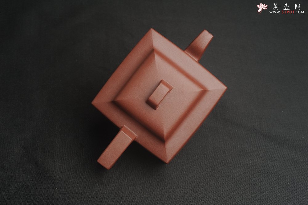 紫砂壶图片：全手工优质紫红泥精致亚明四方壶 装饰山水图 特文气 - 全手工紫砂壶网