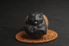 紫砂壶图片：美宠特惠 精致黑料  数（鼠）你最美 紫砂茶宠摆件  高6cm - 全手工紫砂壶网