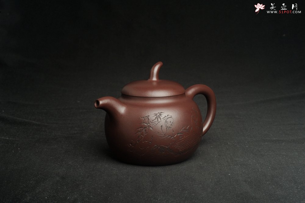 紫砂壶图片：特油润底曹青 全手工一捺底景舟茄段 装饰人物特文气 期待与亲结缘 - 全手工紫砂壶网