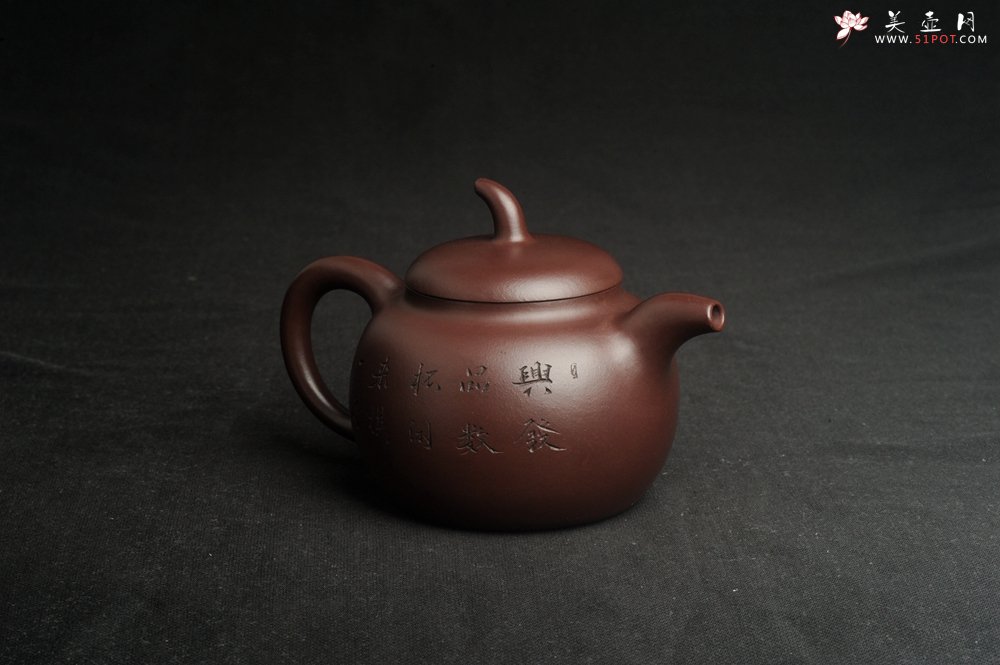 紫砂壶图片：特油润底曹青 全手工一捺底景舟茄段 装饰人物特文气 期待与亲结缘 - 全手工紫砂壶网