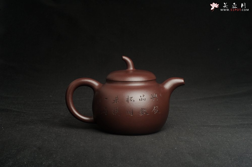 紫砂壶图片：特油润底曹青 全手工一捺底景舟茄段 装饰人物特文气 期待与亲结缘 - 全手工紫砂壶网