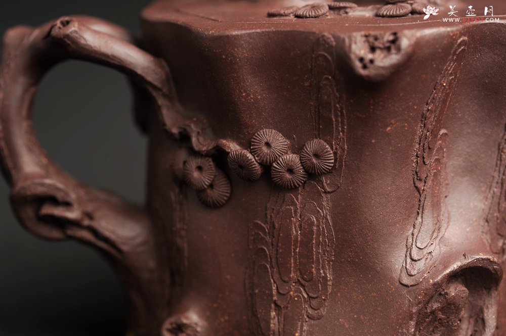 紫砂壶图片：潜力股唐老师 全手工精致老紫泥松桩壶 肌理丰富生动 期待与您结缘 - 全手工紫砂壶网