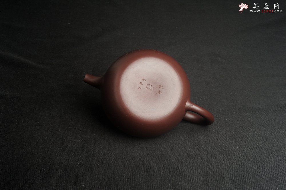 紫砂壶图片：特油润底曹青 全手工一捺底景舟茄段 装饰人物特文气 期待与亲结缘 - 全手工紫砂壶网