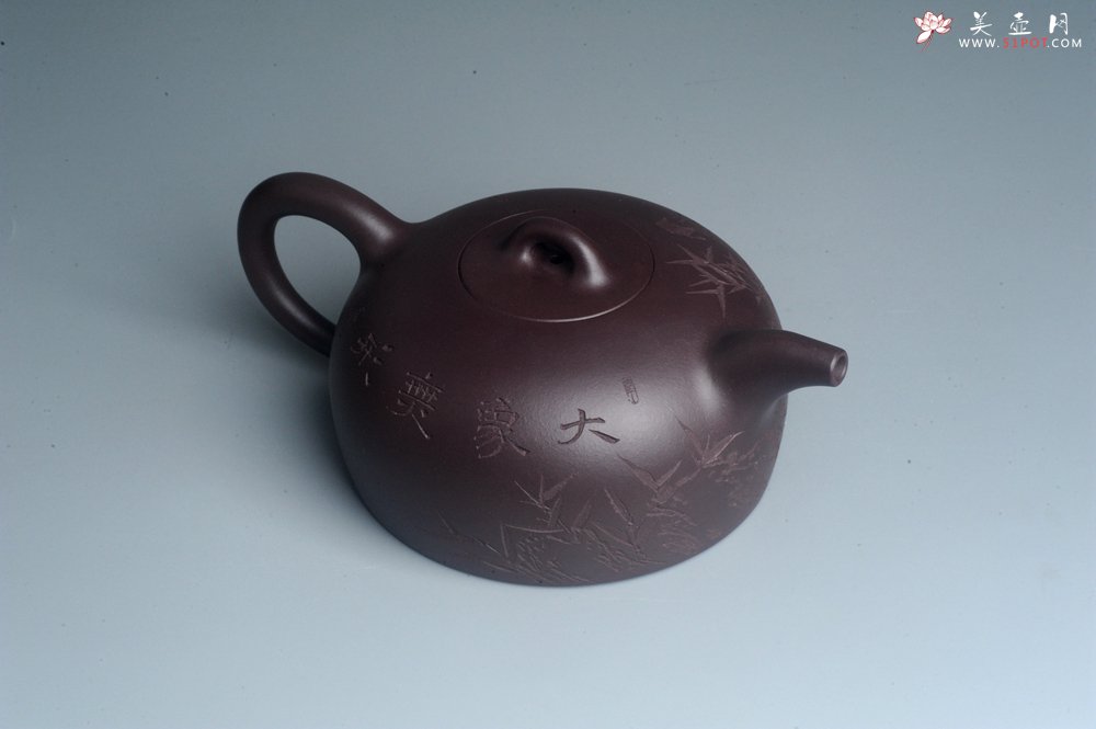 紫砂壶图片：潜力股周小培老师 油润底槽清 卡盖难度相当大 全手工大半月紫砂壶 大象无形 特文气 期待与亲结缘 - 全手工紫砂壶网