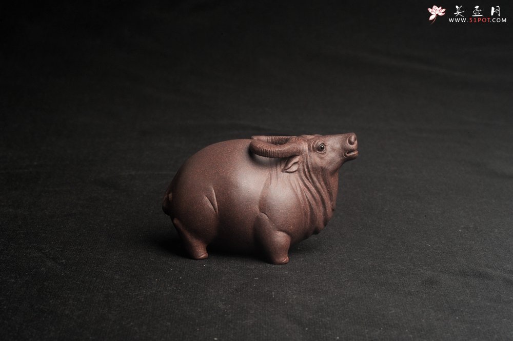 紫砂壶图片：美宠特惠 实力派工艺员姚老师  预计明年升助工  超精品老青灰泥孺子牛茶宠 长8cm高5cm  肌理 - 全手工紫砂壶网