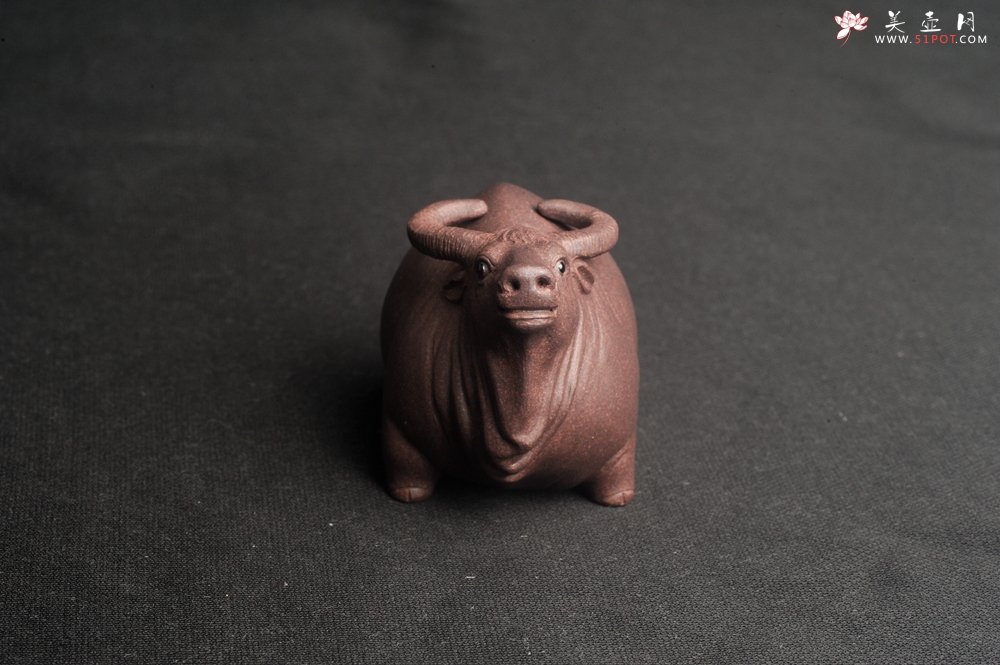紫砂壶图片：美宠特惠 实力派工艺员姚老师  预计明年升助工  超精品老青灰泥孺子牛茶宠 长8cm高5cm  肌理 - 全手工紫砂壶网