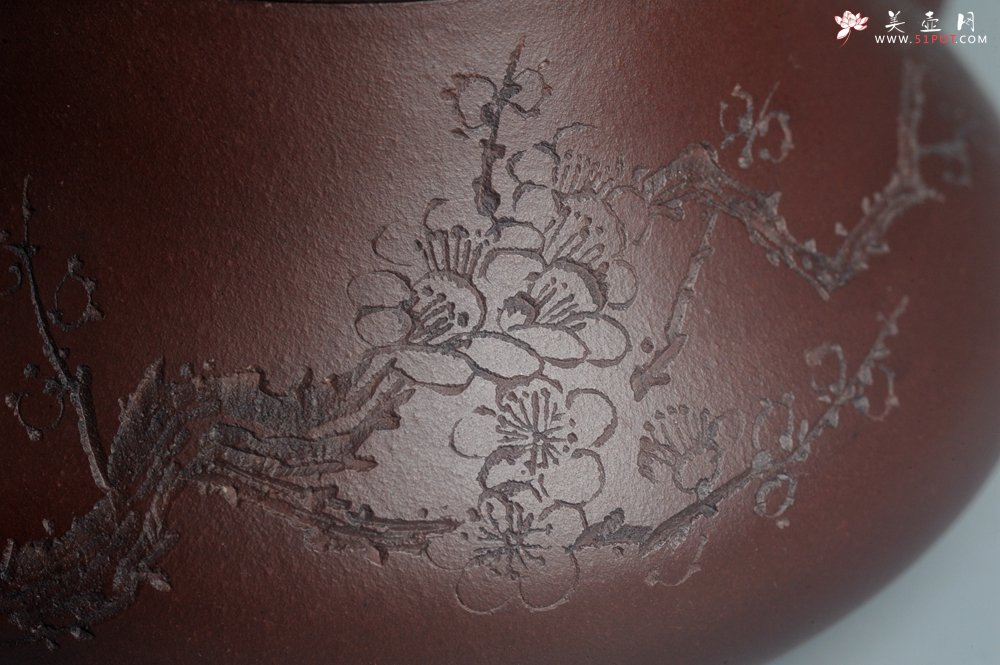 紫砂壶图片：油润底曹青 全手工君德茶壶 通转装饰梅花 特文气 - 全手工紫砂壶网