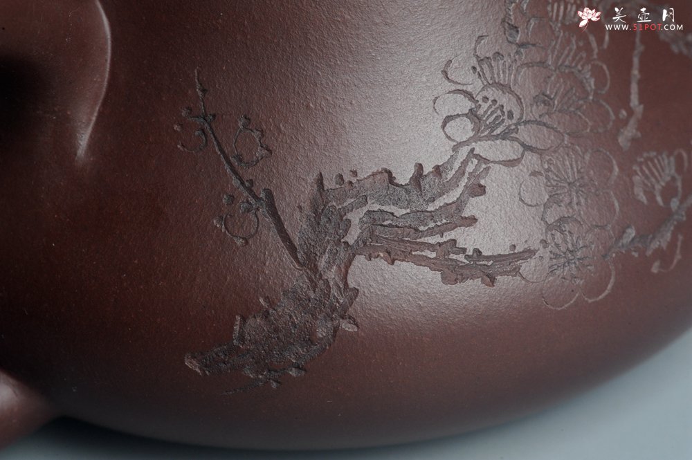 紫砂壶图片：油润底曹青 全手工君德茶壶 通转装饰梅花 特文气 - 全手工紫砂壶网