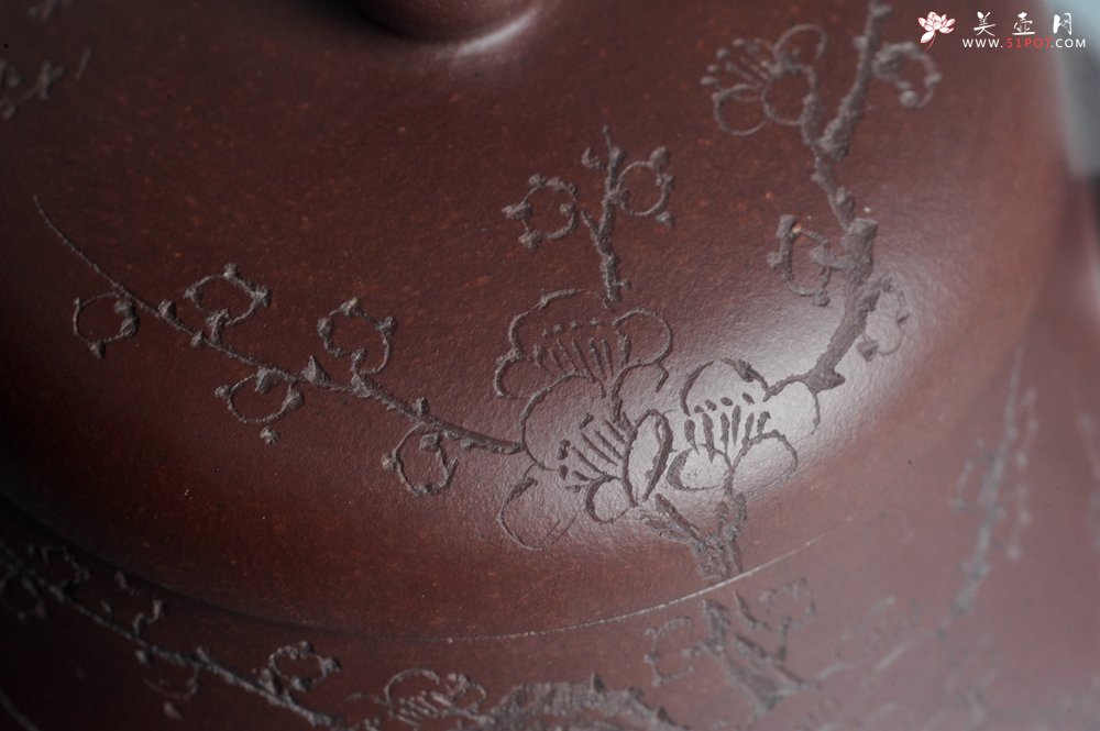 紫砂壶图片：油润底曹青 全手工君德茶壶 通转装饰梅花 特文气 - 全手工紫砂壶网