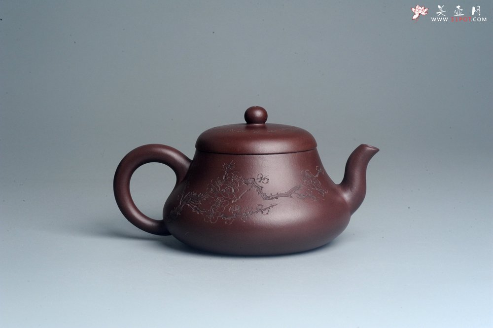 紫砂壶图片：油润底曹青 全手工君德茶壶 通转装饰梅花 特文气 - 全手工紫砂壶网