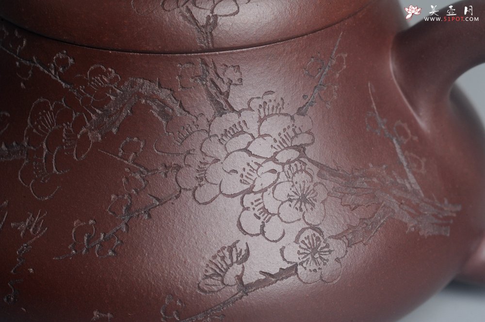 紫砂壶图片：油润底曹青 全手工君德茶壶 通转装饰梅花 特文气 - 全手工紫砂壶网