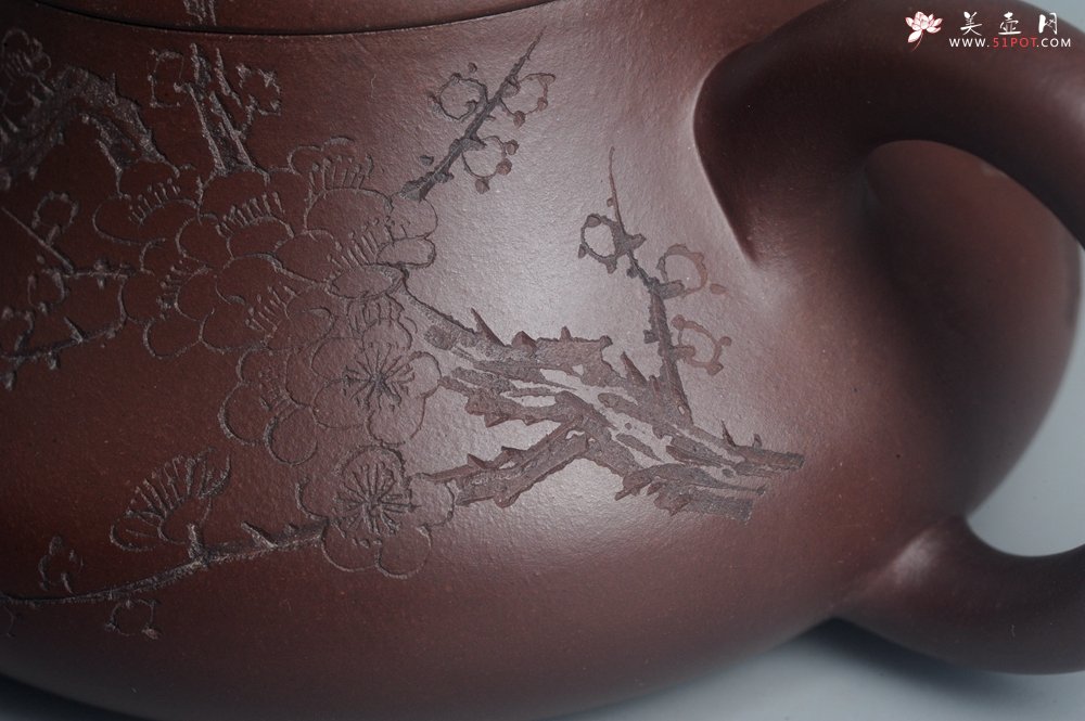 紫砂壶图片：油润底曹青 全手工君德茶壶 通转装饰梅花 特文气 - 全手工紫砂壶网