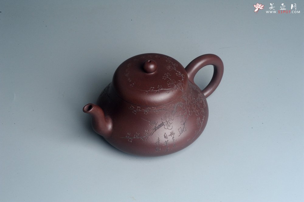 紫砂壶图片：油润底曹青 全手工君德茶壶 通转装饰梅花 特文气 - 全手工紫砂壶网
