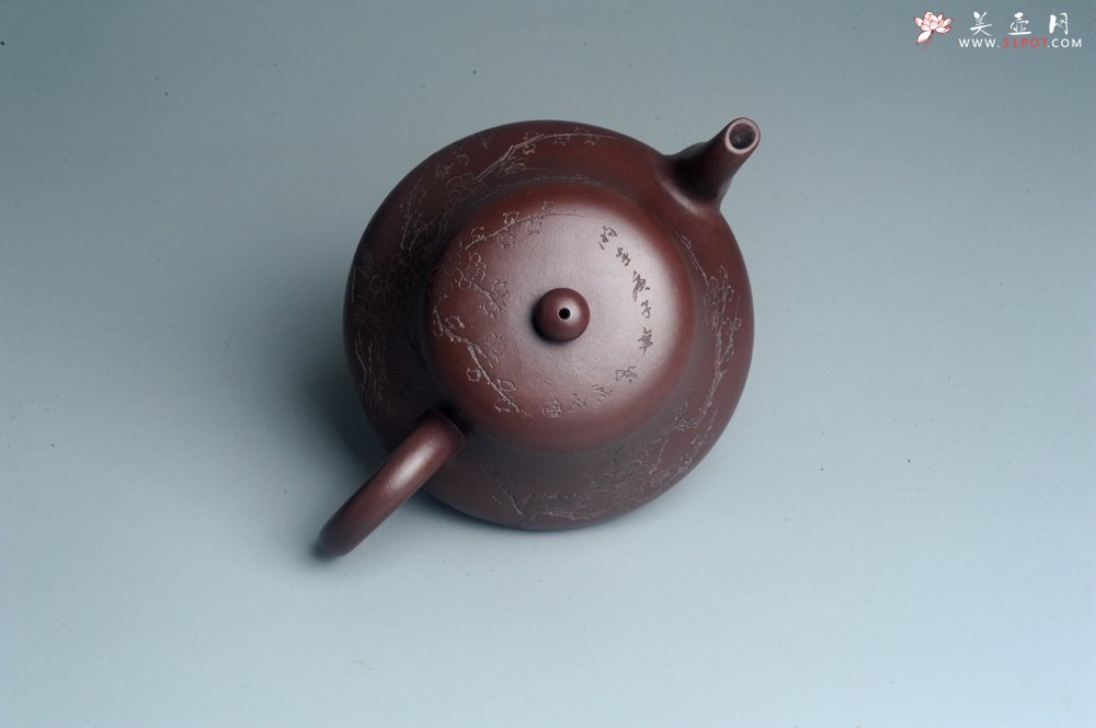 紫砂壶图片：油润底曹青 全手工君德茶壶 通转装饰梅花 特文气 - 全手工紫砂壶网