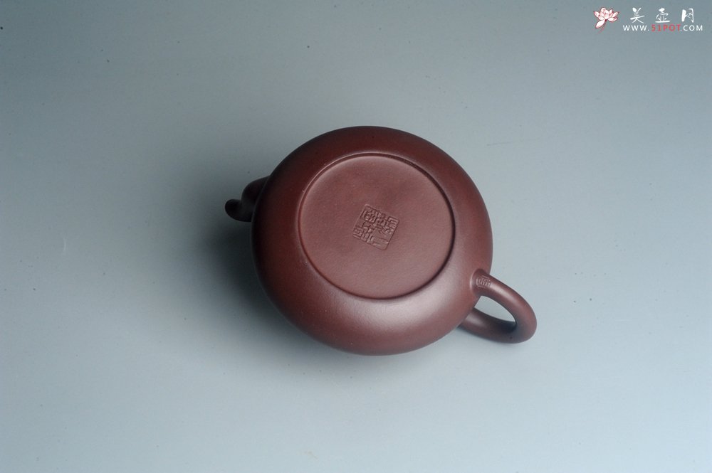 紫砂壶图片：油润底曹青 全手工君德茶壶 通转装饰梅花 特文气 - 全手工紫砂壶网