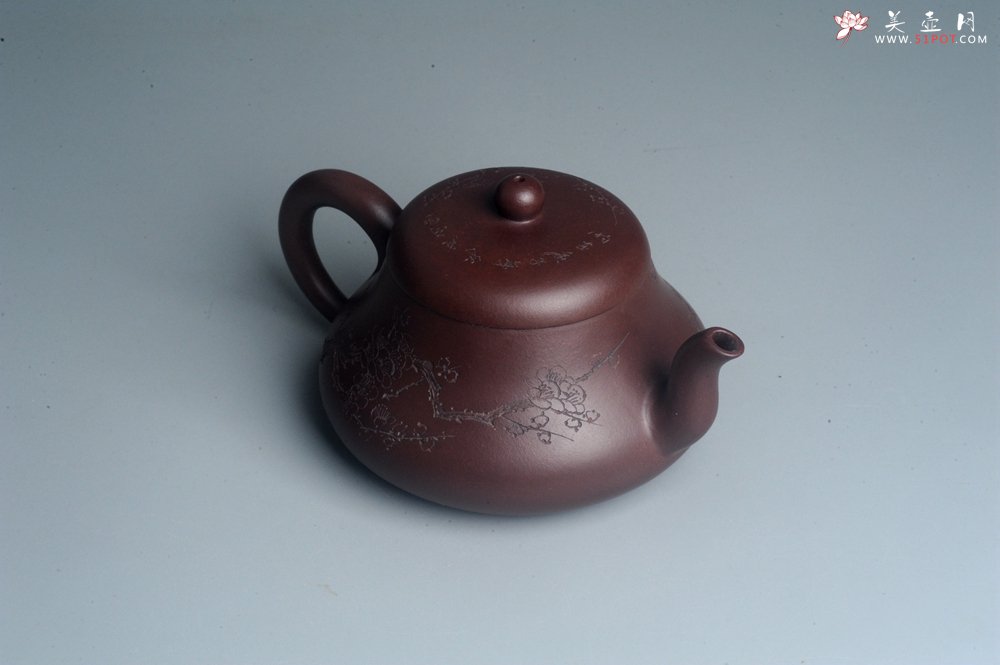 紫砂壶图片：油润底曹青 全手工君德茶壶 通转装饰梅花 特文气 - 全手工紫砂壶网
